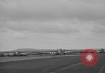 Standbild Fallschirm 502nd Infanterie Regiment 101st Air Borne Division Vereinigtes Königreich, 1944, aus Sekunde 24 historischem Filmmaterial Videoclip 65675058879
