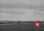Standbild Fallschirm 502nd Infanterie Regiment 101st Air Borne Division Vereinigtes Königreich, 1944, aus Sekunde 25 historischem Filmmaterial Videoclip 65675058879