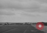 Standbild Fallschirm 502nd Infanterie Regiment 101st Air Borne Division Vereinigtes Königreich, 1944, aus Sekunde 27 historischem Filmmaterial Videoclip 65675058879