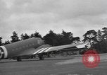 Standbild Fallschirm 502nd Infanterie Regiment 101st Air Borne Division Vereinigtes Königreich, 1944, aus Sekunde 29 historischem Filmmaterial Videoclip 65675058879