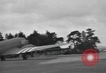 Standbild Fallschirm 502nd Infanterie Regiment 101st Air Borne Division Vereinigtes Königreich, 1944, aus Sekunde 30 historischem Filmmaterial Videoclip 65675058879
