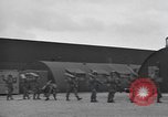 Standbild Fallschirm 502nd Infanterie Regiment 101st Air Borne Division Vereinigtes Königreich, 1944, aus Sekunde 39 historischem Filmmaterial Videoclip 65675058879