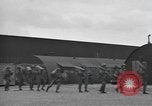 Standbild Fallschirm 502nd Infanterie Regiment 101st Air Borne Division Vereinigtes Königreich, 1944, aus Sekunde 40 historischem Filmmaterial Videoclip 65675058879