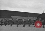 Standbild Fallschirm 502nd Infanterie Regiment 101st Air Borne Division Vereinigtes Königreich, 1944, aus Sekunde 41 historischem Filmmaterial Videoclip 65675058879