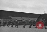 Standbild Fallschirm 502nd Infanterie Regiment 101st Air Borne Division Vereinigtes Königreich, 1944, aus Sekunde 42 historischem Filmmaterial Videoclip 65675058879