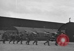 Standbild Fallschirm 502nd Infanterie Regiment 101st Air Borne Division Vereinigtes Königreich, 1944, aus Sekunde 43 historischem Filmmaterial Videoclip 65675058879