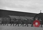 Standbild Fallschirm 502nd Infanterie Regiment 101st Air Borne Division Vereinigtes Königreich, 1944, aus Sekunde 44 historischem Filmmaterial Videoclip 65675058879