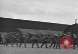Standbild Fallschirm 502nd Infanterie Regiment 101st Air Borne Division Vereinigtes Königreich, 1944, aus Sekunde 45 historischem Filmmaterial Videoclip 65675058879