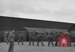 Standbild Fallschirm 502nd Infanterie Regiment 101st Air Borne Division Vereinigtes Königreich, 1944, aus Sekunde 46 historischem Filmmaterial Videoclip 65675058879