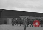 Standbild Fallschirm 502nd Infanterie Regiment 101st Air Borne Division Vereinigtes Königreich, 1944, aus Sekunde 47 historischem Filmmaterial Videoclip 65675058879