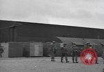 Standbild Fallschirm 502nd Infanterie Regiment 101st Air Borne Division Vereinigtes Königreich, 1944, aus Sekunde 48 historischem Filmmaterial Videoclip 65675058879