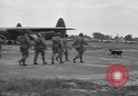 Standbild Fallschirm 502nd Infanterie Regiment 101st Air Borne Division Vereinigtes Königreich, 1944, aus Sekunde 52 historischem Filmmaterial Videoclip 65675058879