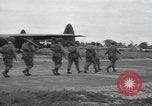 Standbild Fallschirm 502nd Infanterie Regiment 101st Air Borne Division Vereinigtes Königreich, 1944, aus Sekunde 53 historischem Filmmaterial Videoclip 65675058879