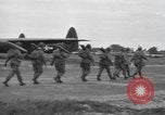 Standbild Fallschirm 502nd Infanterie Regiment 101st Air Borne Division Vereinigtes Königreich, 1944, aus Sekunde 54 historischem Filmmaterial Videoclip 65675058879