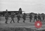 Standbild Fallschirm 502nd Infanterie Regiment 101st Air Borne Division Vereinigtes Königreich, 1944, aus Sekunde 55 historischem Filmmaterial Videoclip 65675058879