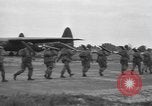 Standbild Fallschirm 502nd Infanterie Regiment 101st Air Borne Division Vereinigtes Königreich, 1944, aus Sekunde 56 historischem Filmmaterial Videoclip 65675058879