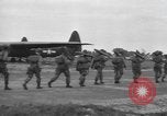 Standbild Fallschirm 502nd Infanterie Regiment 101st Air Borne Division Vereinigtes Königreich, 1944, aus Sekunde 57 historischem Filmmaterial Videoclip 65675058879