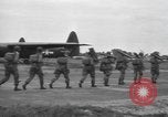 Standbild Fallschirm 502nd Infanterie Regiment 101st Air Borne Division Vereinigtes Königreich, 1944, aus Sekunde 58 historischem Filmmaterial Videoclip 65675058879
