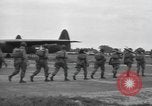 Standbild Fallschirm 502nd Infanterie Regiment 101st Air Borne Division Vereinigtes Königreich, 1944, aus Sekunde 59 historischem Filmmaterial Videoclip 65675058879