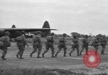 Standbild Fallschirm 502nd Infanterie Regiment 101st Air Borne Division Vereinigtes Königreich, 1944, aus Sekunde 60 historischem Filmmaterial Videoclip 65675058879