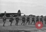 Standbild Fallschirm 502nd Infanterie Regiment 101st Air Borne Division Vereinigtes Königreich, 1944, aus Sekunde 61 historischem Filmmaterial Videoclip 65675058879