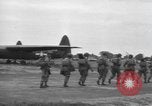 Standbild Fallschirm 502nd Infanterie Regiment 101st Air Borne Division Vereinigtes Königreich, 1944, aus Sekunde 62 historischem Filmmaterial Videoclip 65675058879