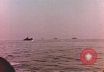Image des péniches de débarquement de l'infanterie Normandie France, 1944, de la seconde 4 séquences d'archives historiques vidéo 65675058882