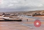 Image des péniches de débarquement de l'infanterie Normandie France, 1944, de la seconde 51 séquences d'archives historiques vidéo 65675058882