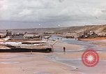 Image des péniches de débarquement de l'infanterie Normandie France, 1944, de la seconde 53 séquences d'archives historiques vidéo 65675058882