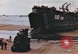 Image des péniches de débarquement de l'infanterie Normandie France, 1944, de la seconde 56 séquences d'archives historiques vidéo 65675058882