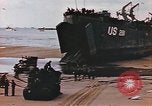 Image des péniches de débarquement de l'infanterie Normandie France, 1944, de la seconde 59 séquences d'archives historiques vidéo 65675058882