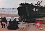 Image des péniches de débarquement de l'infanterie Normandie France, 1944, de la seconde 61 séquences d'archives historiques vidéo 65675058882