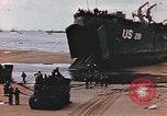 Image des péniches de débarquement de l'infanterie Normandie France, 1944, de la seconde 62 séquences d'archives historiques vidéo 65675058882