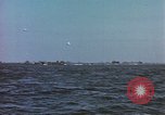 Image des péniches de débarquement de l'infanterie Normandie France, 1944, de la seconde 48 séquences d'archives historiques vidéo 65675058883