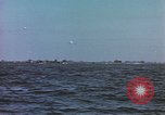 Image des péniches de débarquement de l'infanterie Normandie France, 1944, de la seconde 50 séquences d'archives historiques vidéo 65675058883