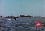Image des péniches de débarquement de l'infanterie Normandie France, 1944, de la seconde 55 séquences d'archives historiques vidéo 65675058883