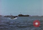 Image des péniches de débarquement de l'infanterie Normandie France, 1944, de la seconde 56 séquences d'archives historiques vidéo 65675058883