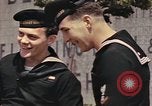 Image des soldats américains Conseil de péniches de débarquement au port anglais l'Angleterre, 1944, de la seconde 12 séquences d'archives historiques vidéo 65675058887
