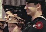 Image des soldats américains Conseil de péniches de débarquement au port anglais l'Angleterre, 1944, de la seconde 13 séquences d'archives historiques vidéo 65675058887