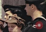 Image des soldats américains Conseil de péniches de débarquement au port anglais l'Angleterre, 1944, de la seconde 14 séquences d'archives historiques vidéo 65675058887