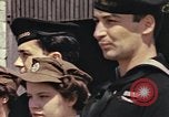 Image des soldats américains Conseil de péniches de débarquement au port anglais l'Angleterre, 1944, de la seconde 15 séquences d'archives historiques vidéo 65675058887