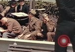 Image des soldats américains Conseil de péniches de débarquement au port anglais l'Angleterre, 1944, de la seconde 21 séquences d'archives historiques vidéo 65675058887