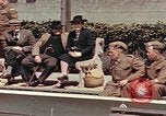Image des soldats américains Conseil de péniches de débarquement au port anglais l'Angleterre, 1944, de la seconde 23 séquences d'archives historiques vidéo 65675058887