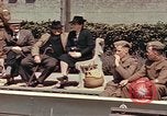 Image des soldats américains Conseil de péniches de débarquement au port anglais l'Angleterre, 1944, de la seconde 24 séquences d'archives historiques vidéo 65675058887