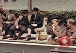 Image des soldats américains Conseil de péniches de débarquement au port anglais l'Angleterre, 1944, de la seconde 25 séquences d'archives historiques vidéo 65675058887