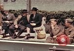 Image des soldats américains Conseil de péniches de débarquement au port anglais l'Angleterre, 1944, de la seconde 26 séquences d'archives historiques vidéo 65675058887