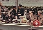 Image des soldats américains Conseil de péniches de débarquement au port anglais l'Angleterre, 1944, de la seconde 27 séquences d'archives historiques vidéo 65675058887
