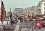 Image des soldats américains Conseil de péniches de débarquement au port anglais l'Angleterre, 1944, de la seconde 31 séquences d'archives historiques vidéo 65675058887