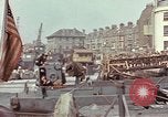 Image des soldats américains Conseil de péniches de débarquement au port anglais l'Angleterre, 1944, de la seconde 32 séquences d'archives historiques vidéo 65675058887