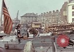Image des soldats américains Conseil de péniches de débarquement au port anglais l'Angleterre, 1944, de la seconde 33 séquences d'archives historiques vidéo 65675058887